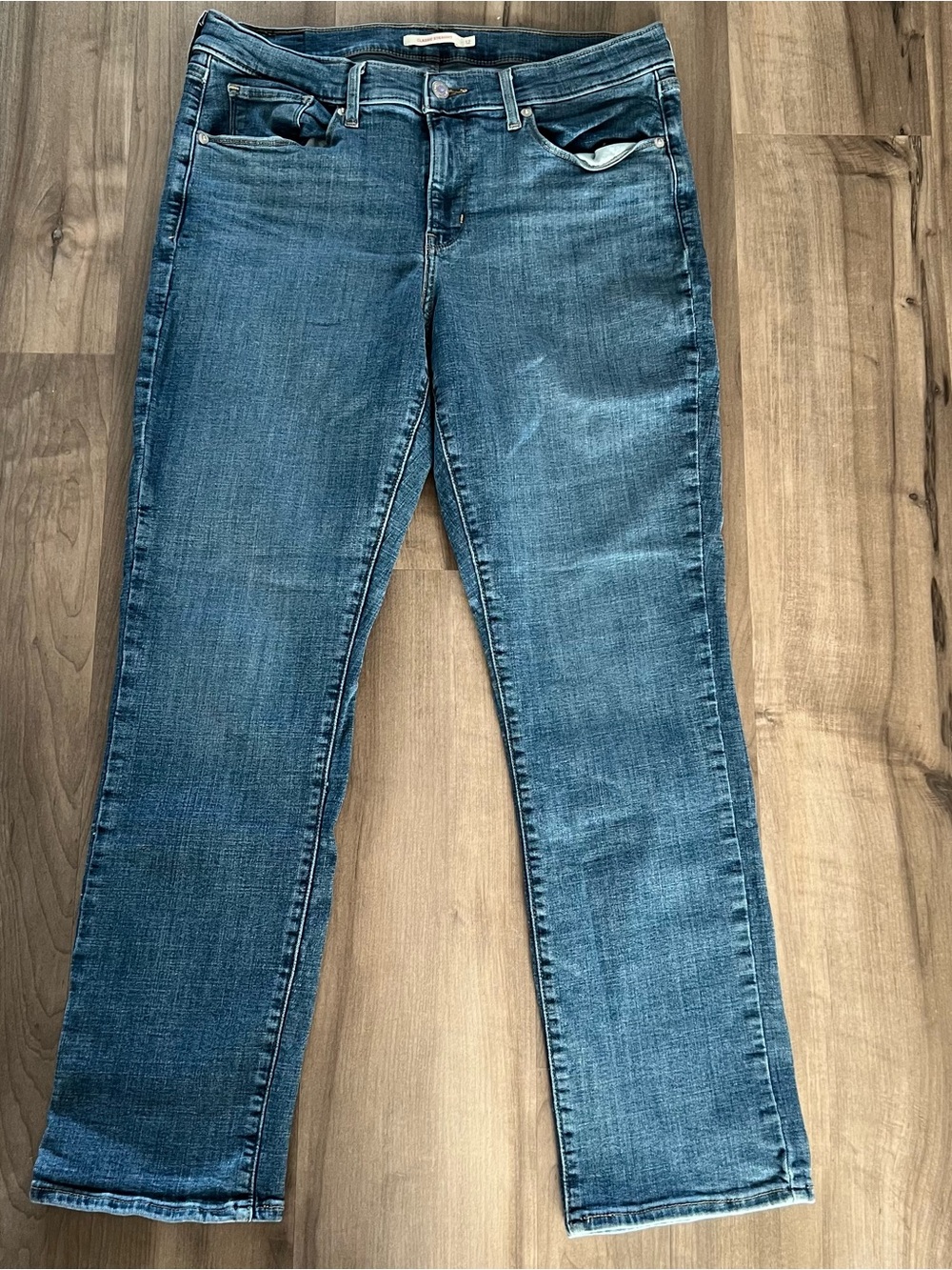 Levi's Classic Straight Women's Size 12 M 31x30 Medium Wash Blue Denim Jeans